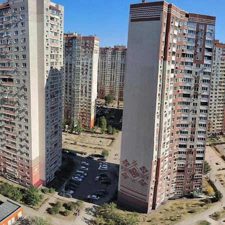 Apartment Near Metro Pozniaky Kyiv Exterior photo